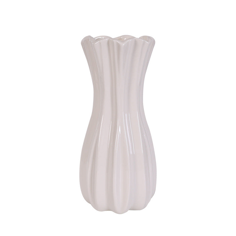 Elegante geriffelte weiße Keramikkaraffe Brehn