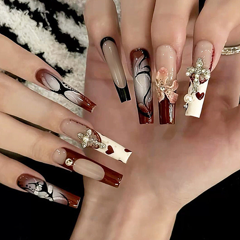 Dekorative Press-On Nail Art Set mit floralen und künstlerischen Designs Brehn