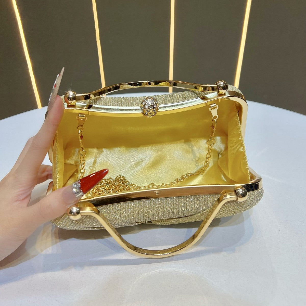 Glamouröse gedrehte Abendhandtasche