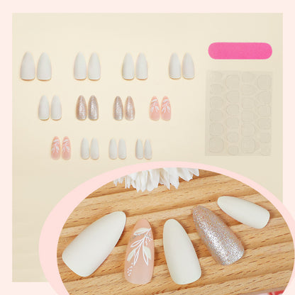 Kreatives Nagelset mit eleganten Verzierungen Brehn