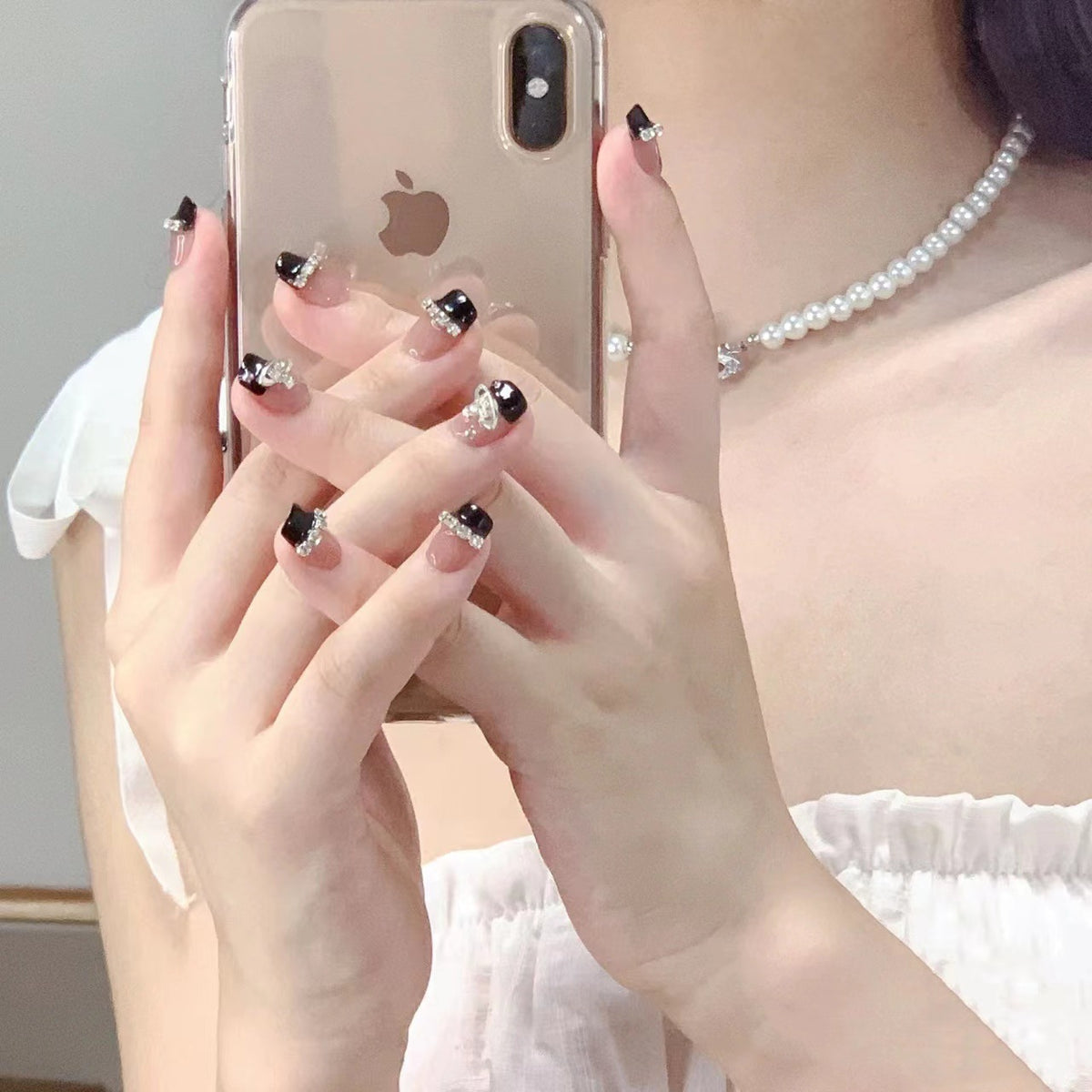 Kunstvolle Nagelsets mit floralen Akzenten Brehn