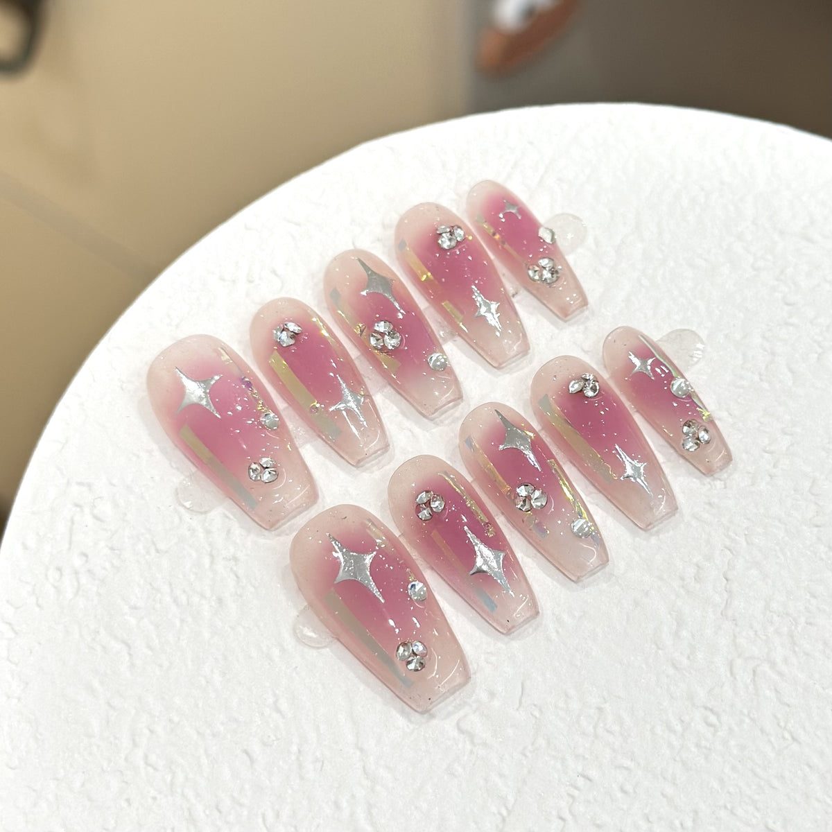 Dekorativer Press-On-Nagel-Set mit Glitterakzenten