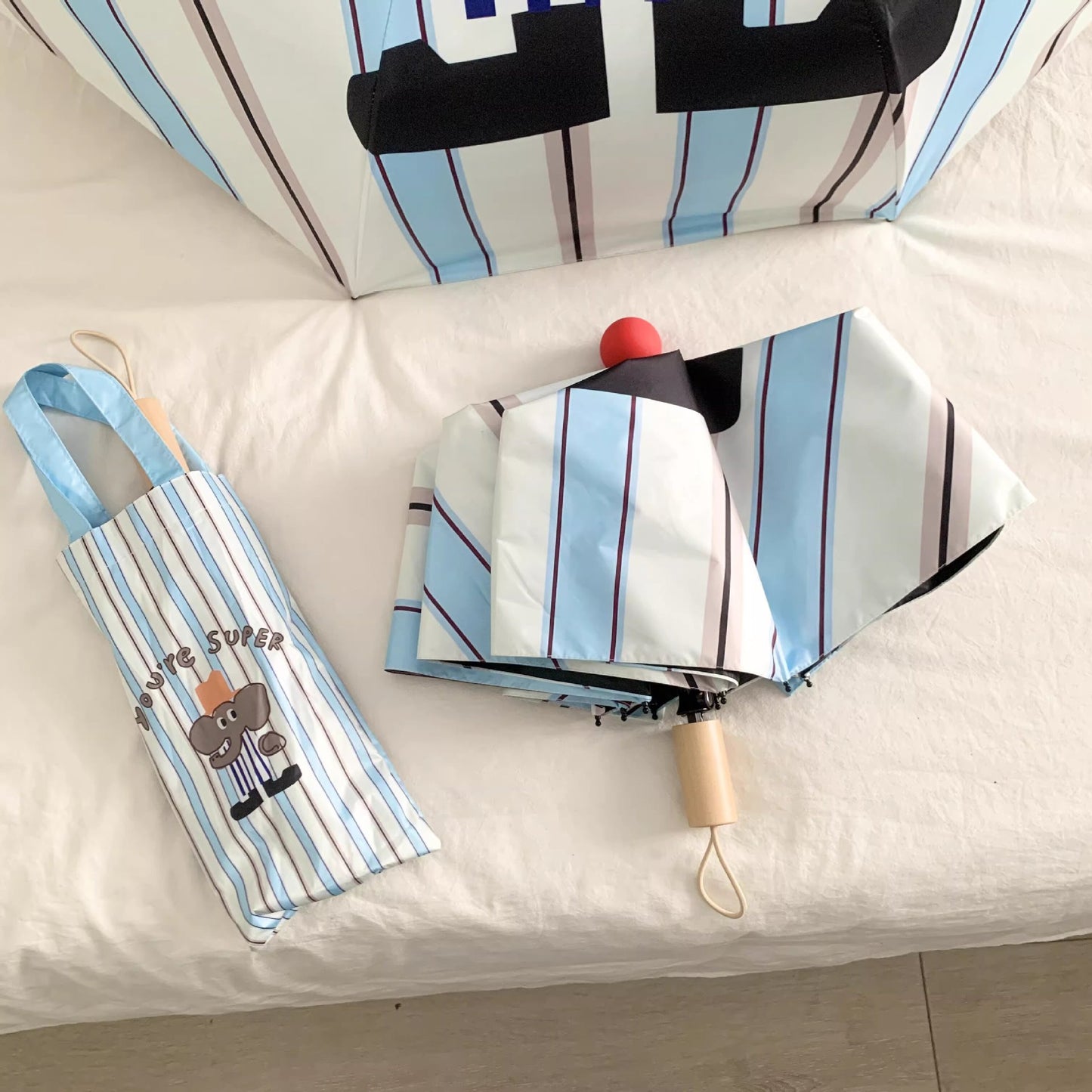 Damen eleganter Faltregenschirm mit ergonomischem Holzgriff und schützender Tragetasche Brehn