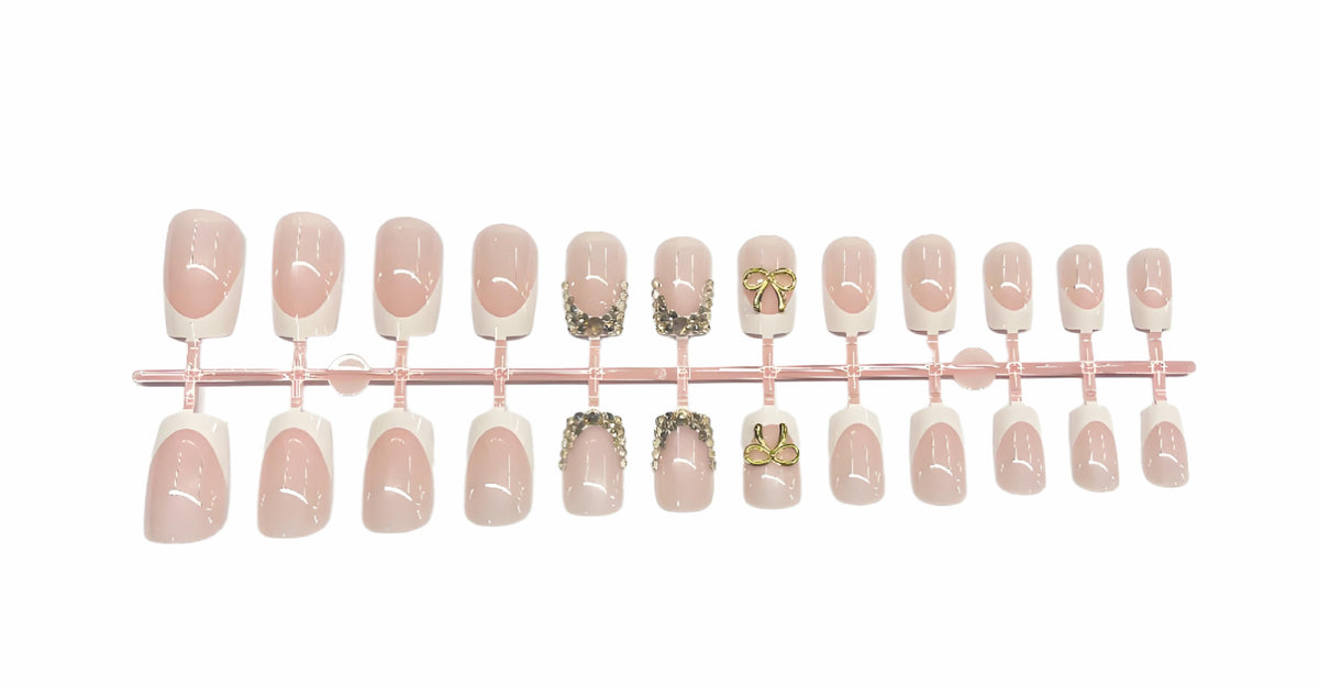 Kunstnagelset mit eleganten Goldverzierungen Brehn