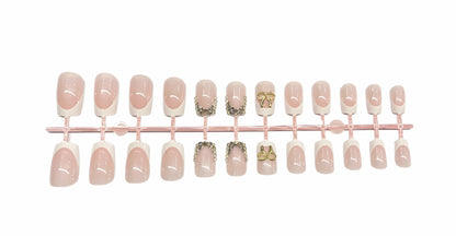Kunstnagelset mit eleganten Goldverzierungen Brehn