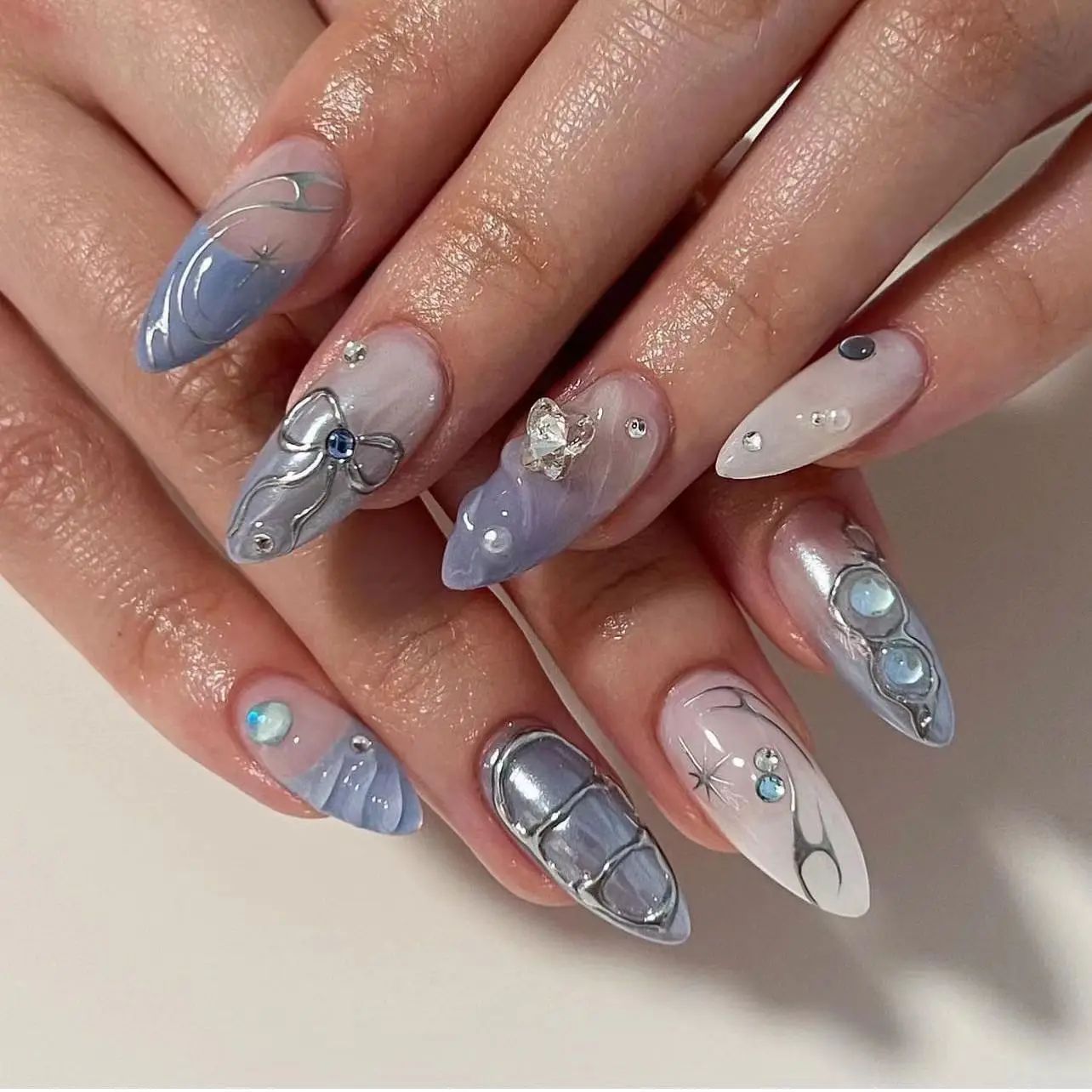 Kunstvolle 3D-Nagelspitzen mit zartem Design Brehn