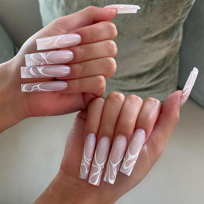 Kunstvolle Nagelverlängerungen mit elegantem Fluid-Design Brehn
