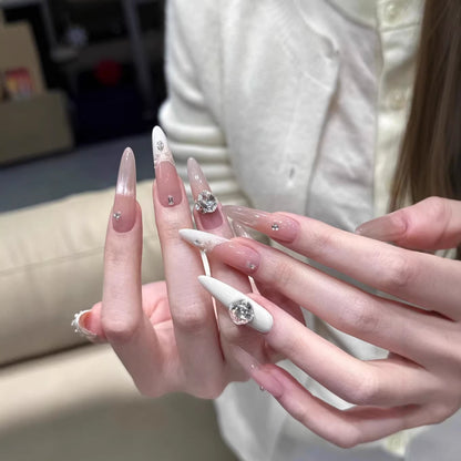 Glamouröse Acryl-Stiletto-Nagelerweiterungen