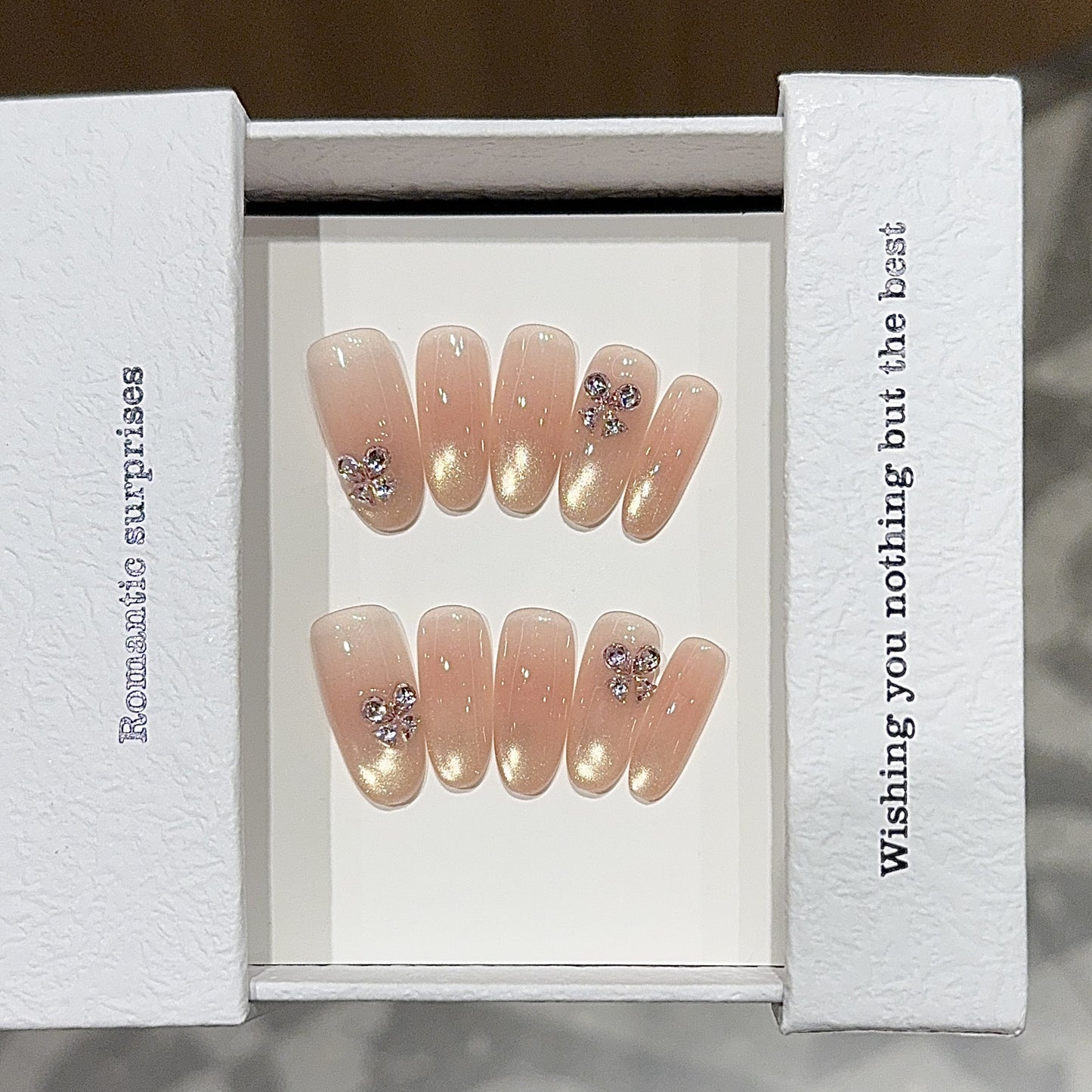 Elegante Kunstnägel mit Glitzer und Floralem Design Brehn