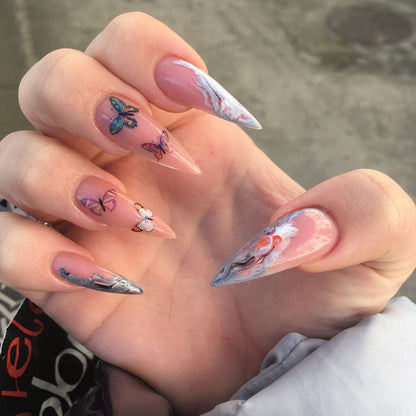Künstlerisches Schmetterlings-Naildesign Brehn