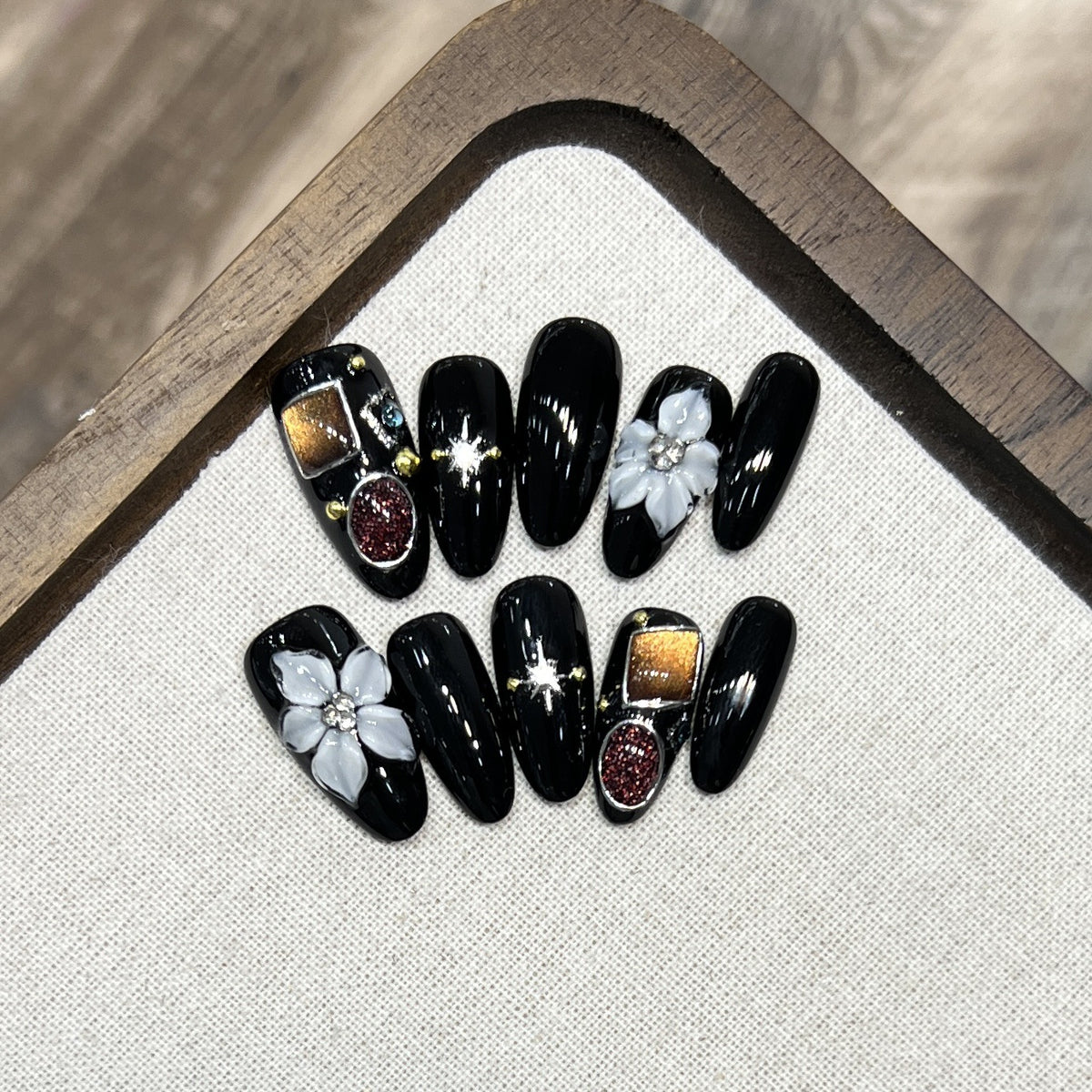 Dekoratives Press-On-Nagelkunstset mit floralen und Kristallakzenten Brehn