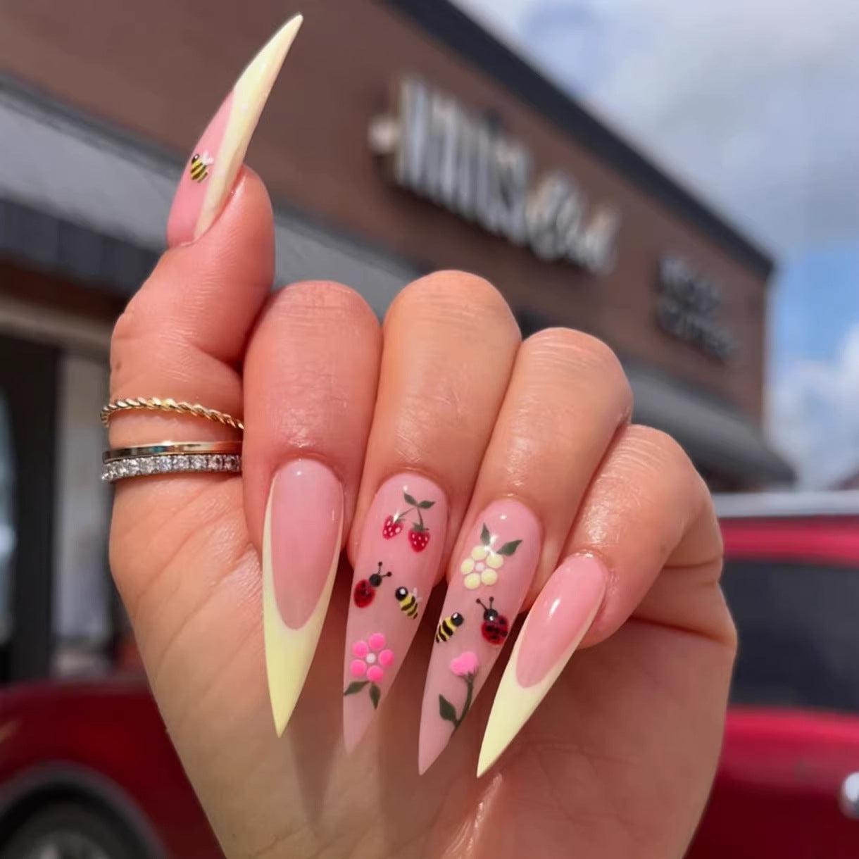 Kunstnagelset mit buntem Frühlingsdesign und eleganten Spitzen Brehn