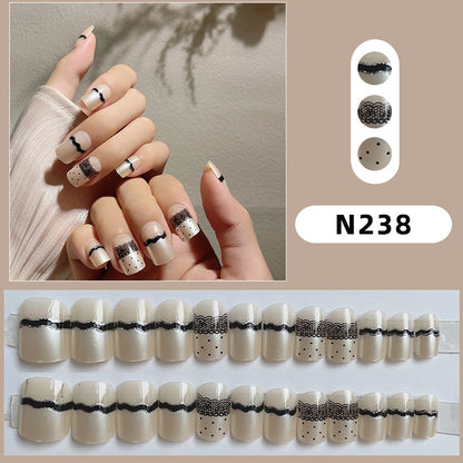 Künstlerisches Press-On-Nageldesign mit Spitze und Punkten
