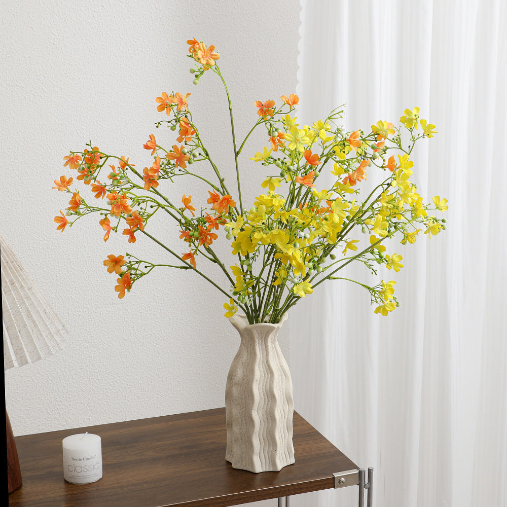 Künstlicher Blütenzweig mit zarten blauen Blumen und grünen Beeren Brehn