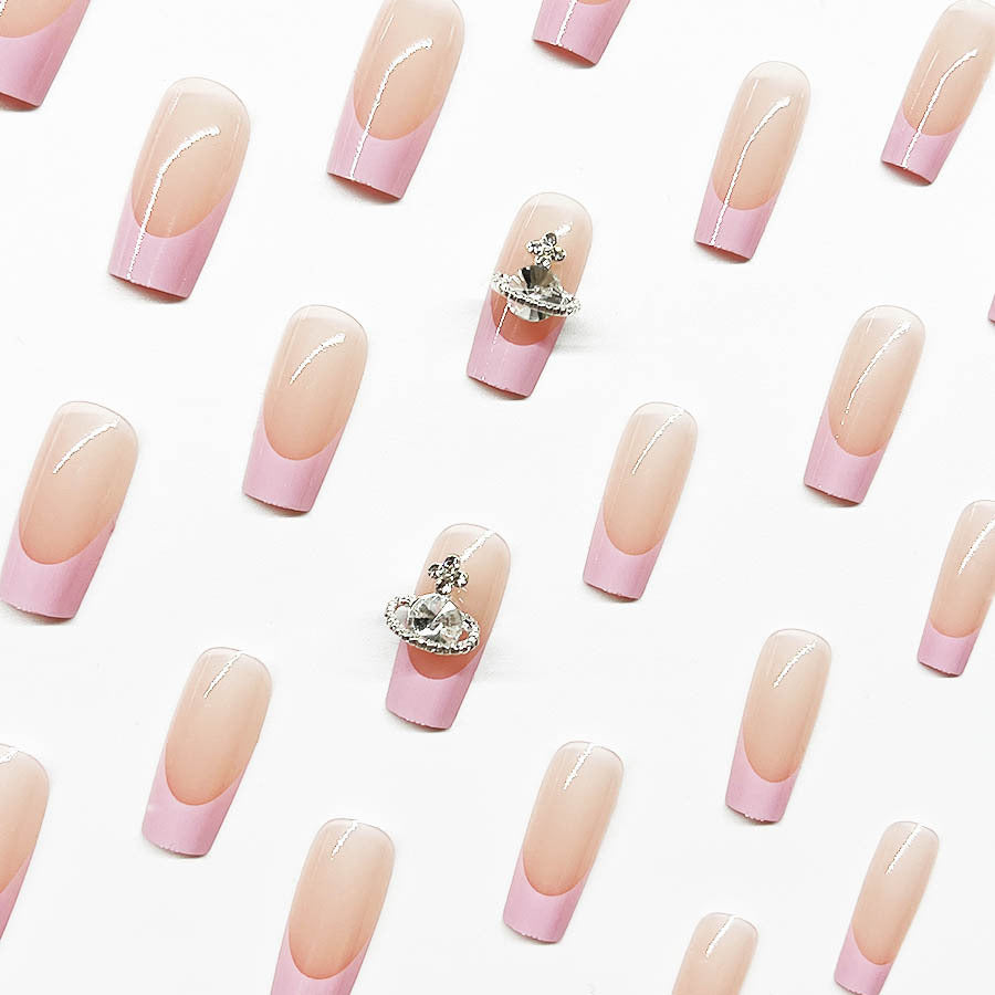 Kunstnagelset mit luxuriösen Blüten- und Strassverzierungen Brehn