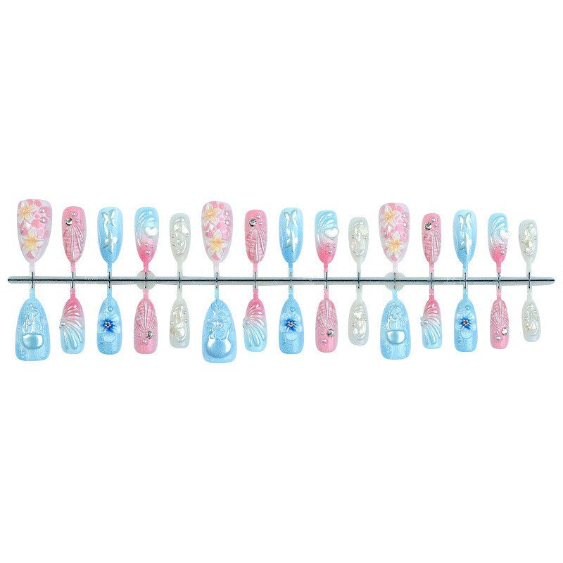 kreatives Kunstnagelset mit maritimen Motiven und funkelnden Akzenten Brehn