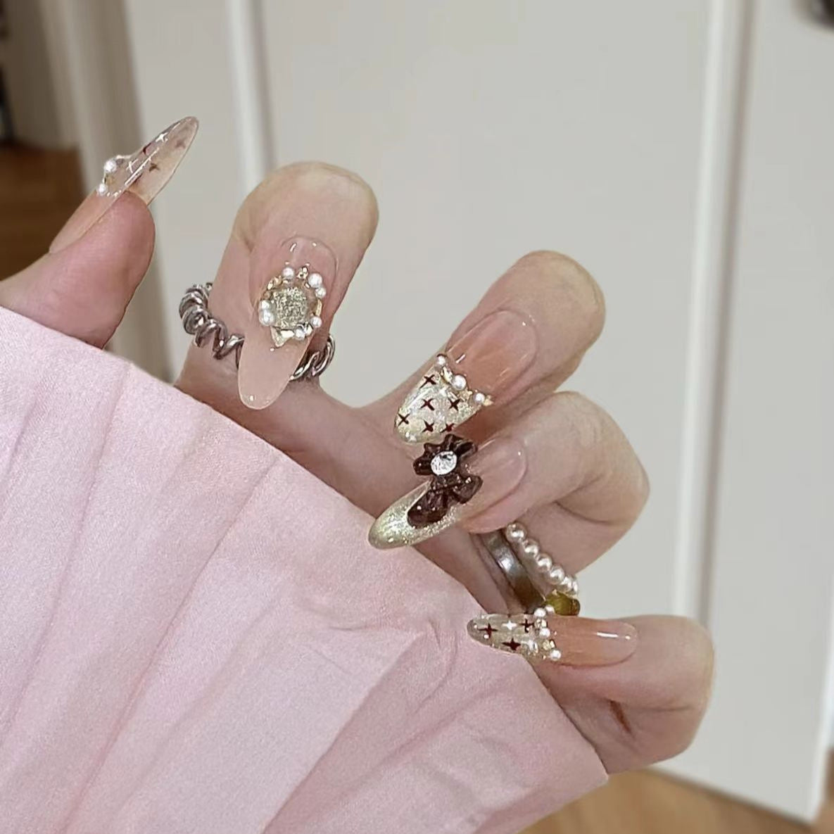 Luxuriöse dekorative Press-On Nagelkunst Brehn