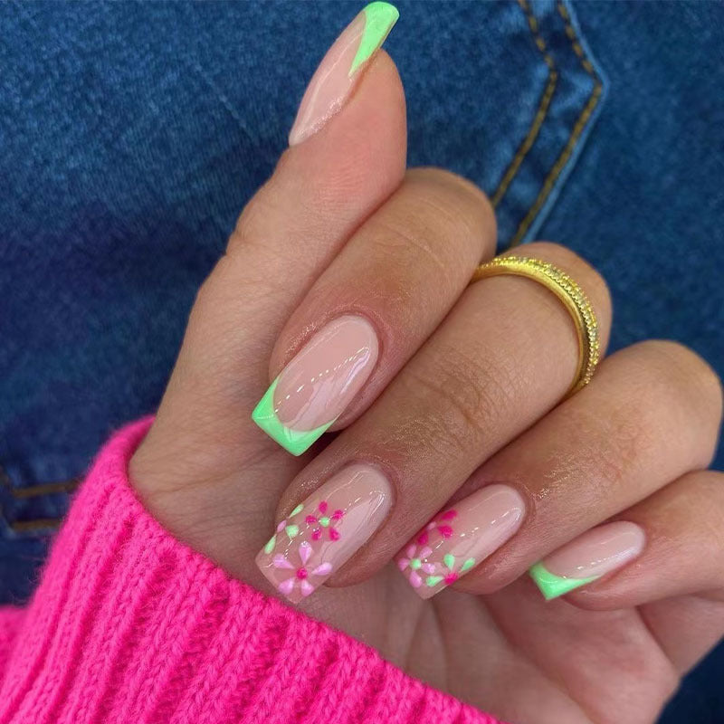 Kunstnägel mit floralen Akzenten und Neon-Spitzen Brehn