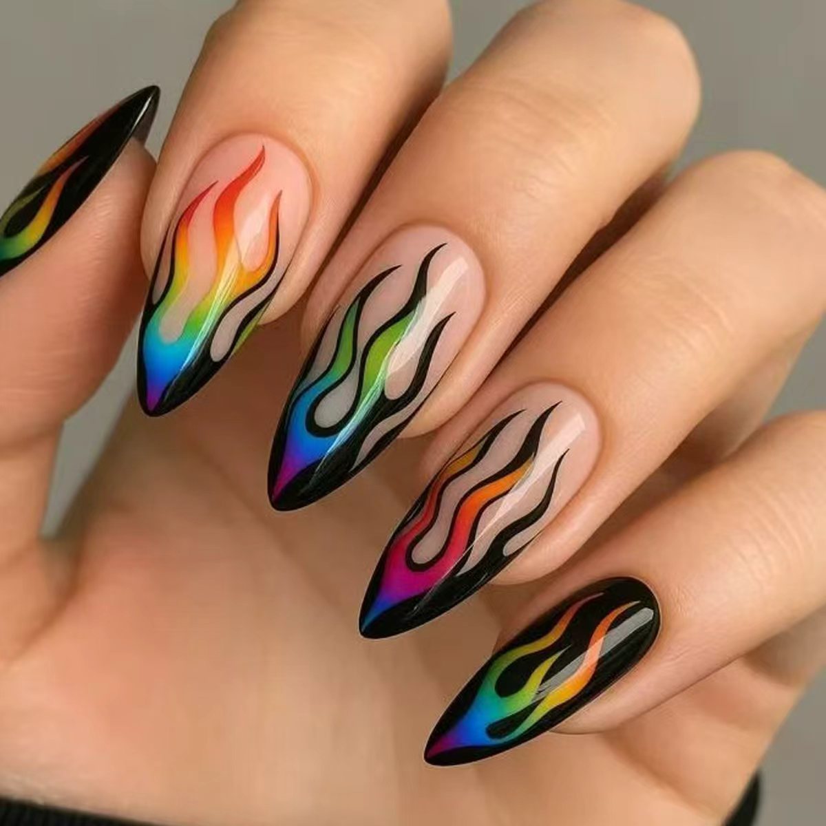 Kreative Kunstnägel mit Auffälligem Flammen-Design Brehn
