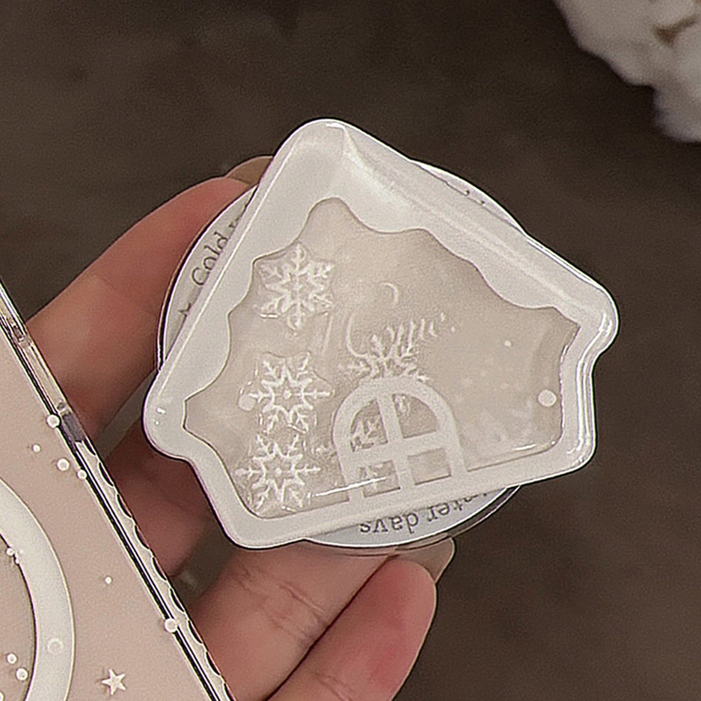 Duftkerze im Winterhaus-Design Brehn