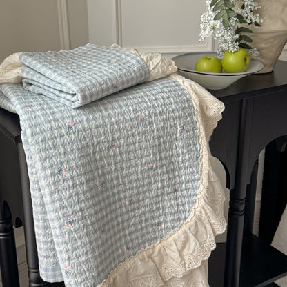 Gesteppte Tagesdecke mit Lochstickerei-Volant und zartem Blumenprint