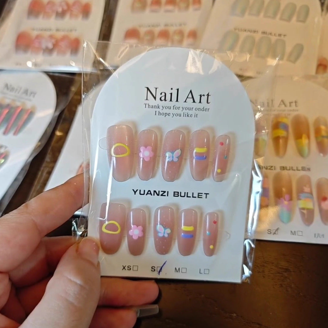 Dekoratives Press-On Nagelkunstset mit floralen und gemusterten Designs