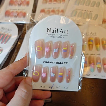 Dekoratives Press-On Nagelkunstset mit floralen und gemusterten Designs