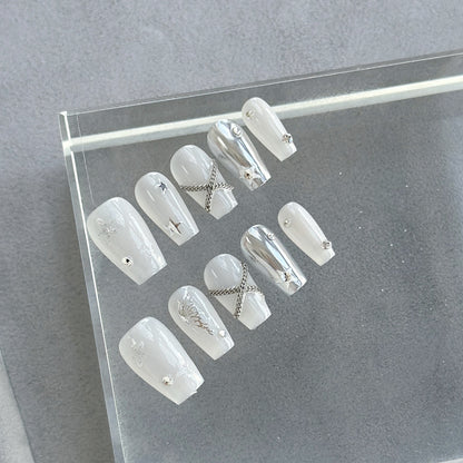 Künstlerisches Press-On-Nagelset mit eleganten silbernen Akzenten