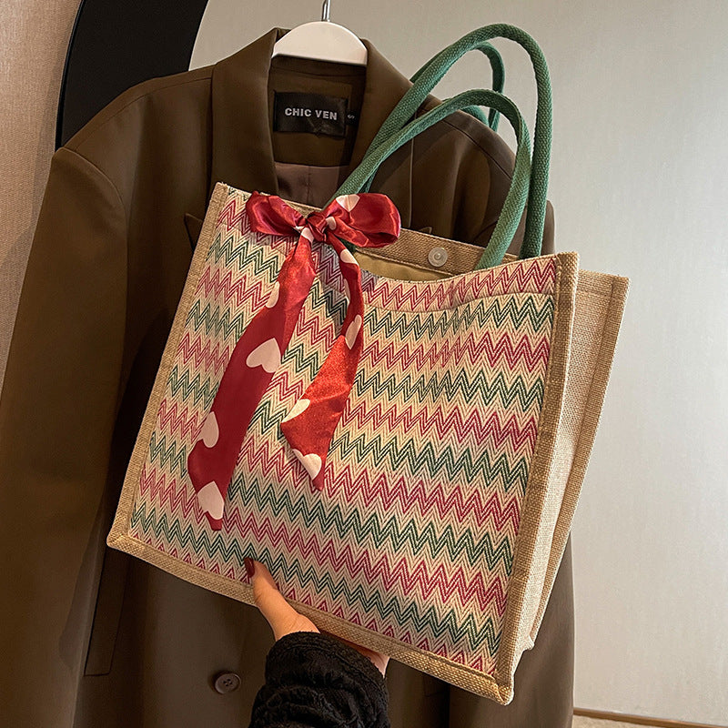 Texturierte Handtasche mit dekorativem Schal