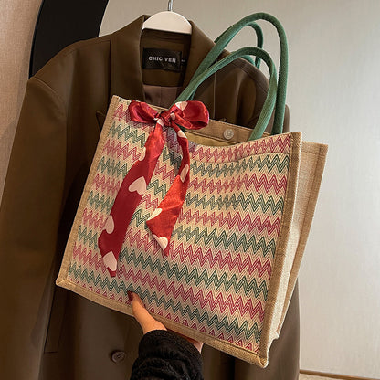 Texturierte Handtasche mit dekorativem Schal