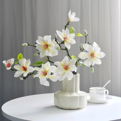 Lebensechte Magnolienblütenanordnung