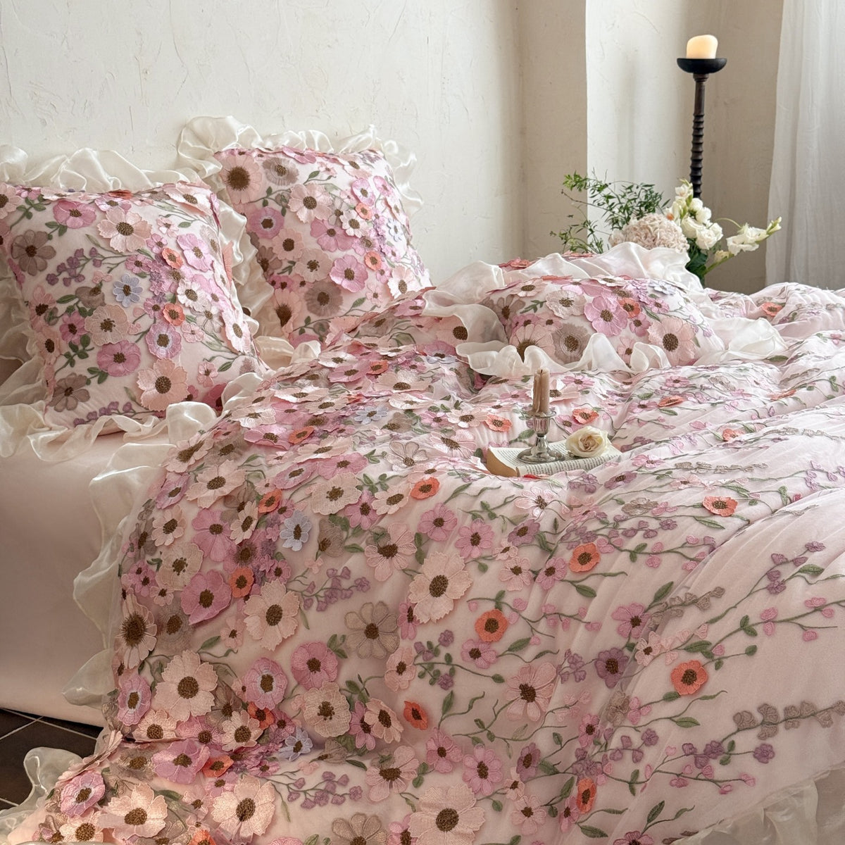 Verspielte Baumwollsatin-Bettwäschegarnitur mit 3D-Blütenapplikation und Organza-Volant