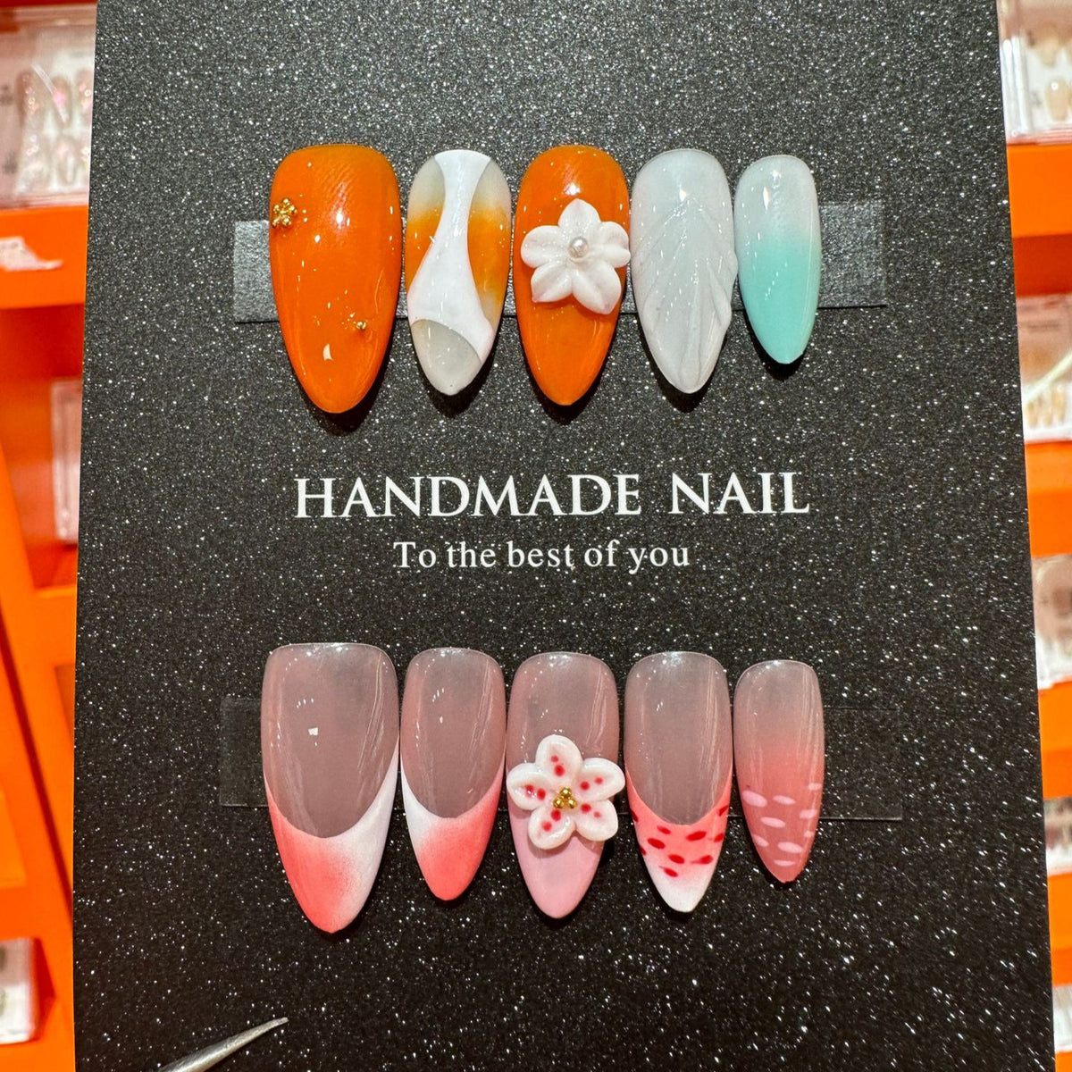 Künstlerisches Press-On Nagelset mit floralen und gradienten Akzenten