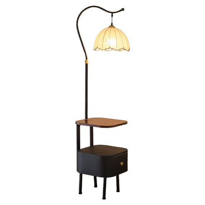 Stilvolle Stehlampe mit integriertem Beistelltisch