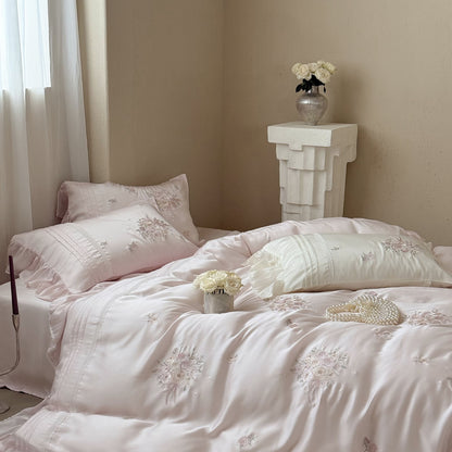 Fein glänzendes Satin-Bettwässet mit gestickten Rosenbouquets und Zierkissenrolle Brehn