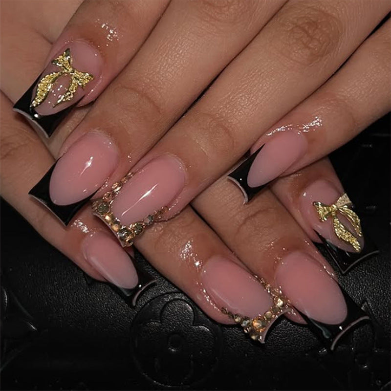 Kunstnagelset mit eleganter Goldverzierung und stilvollem Schwarz Brehn