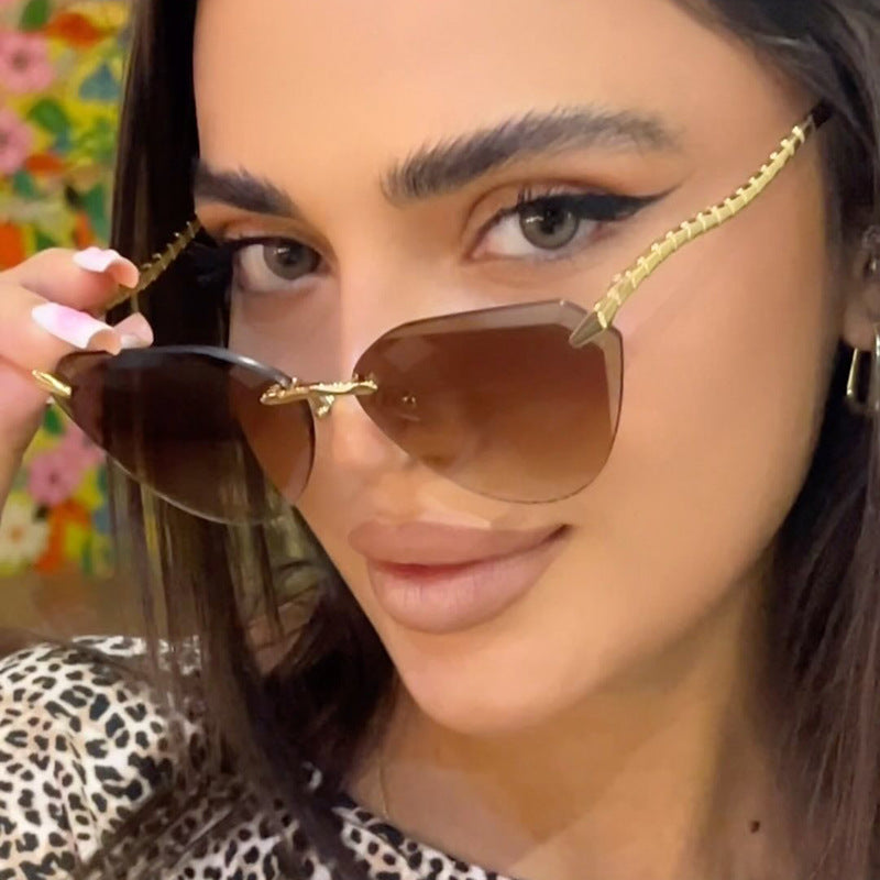 Damen Cat-Eye Sonnenbrille mit einzigartigem goldenen Rahmendesign und schützenden Gläsern Brehn