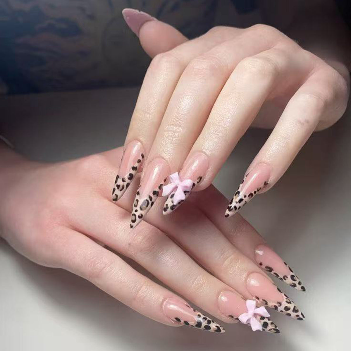 Stylische Stiletto Press-On Nagelkunst Brehn