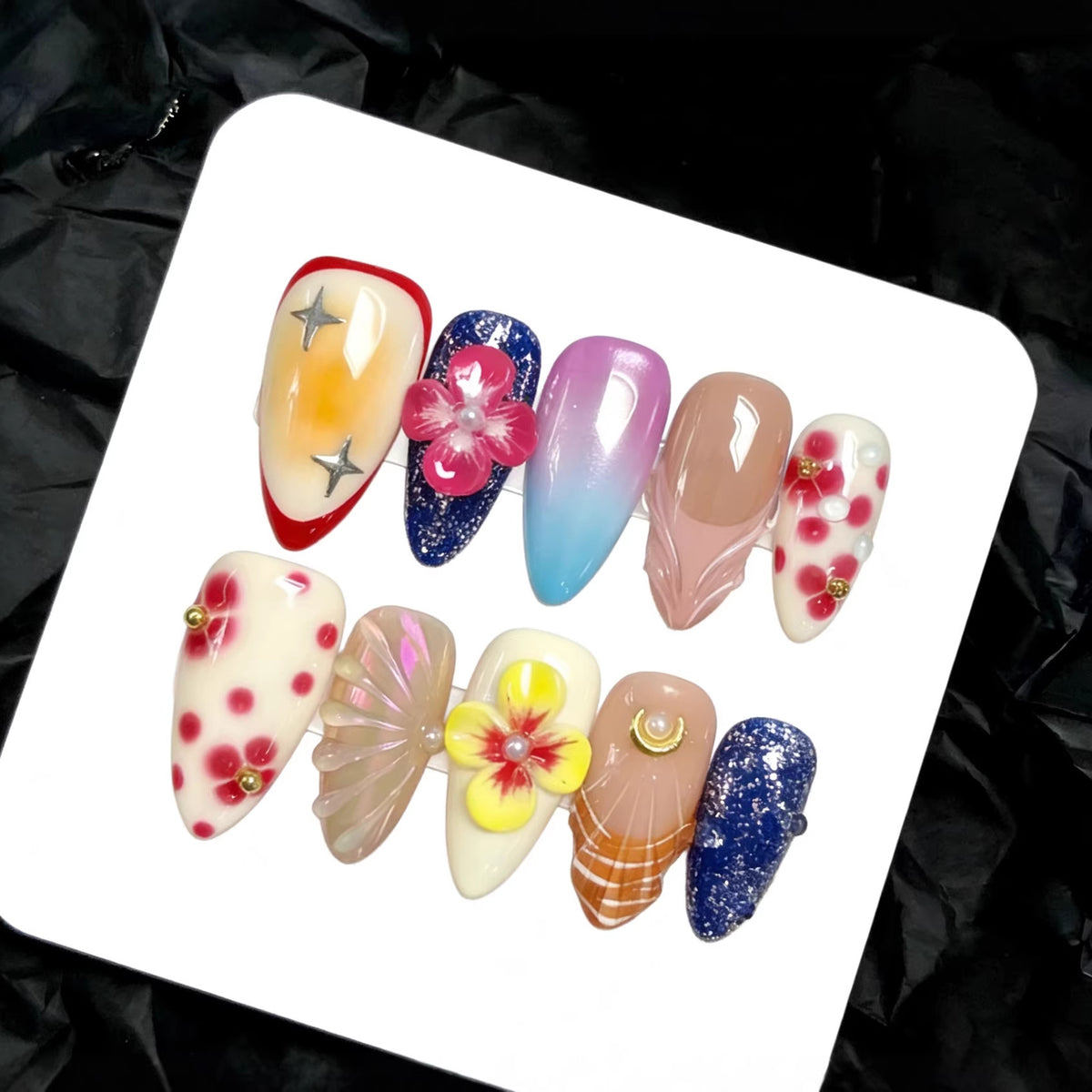 Künstlerisches Press-On-Nagelset mit floralen und dekorativen Akzenten