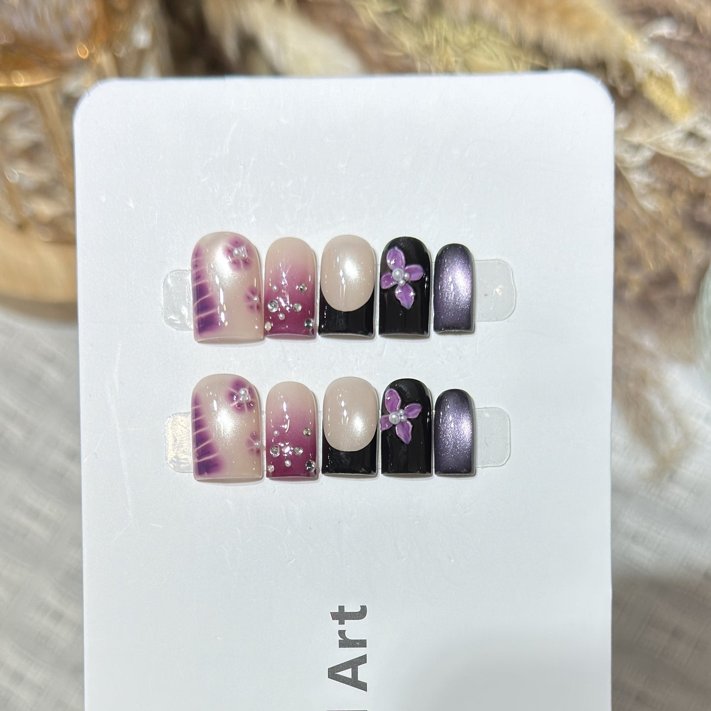 Dekoratives Press-On Nagelkunst-Set mit floralen und Edelsteinakzenten Brehn