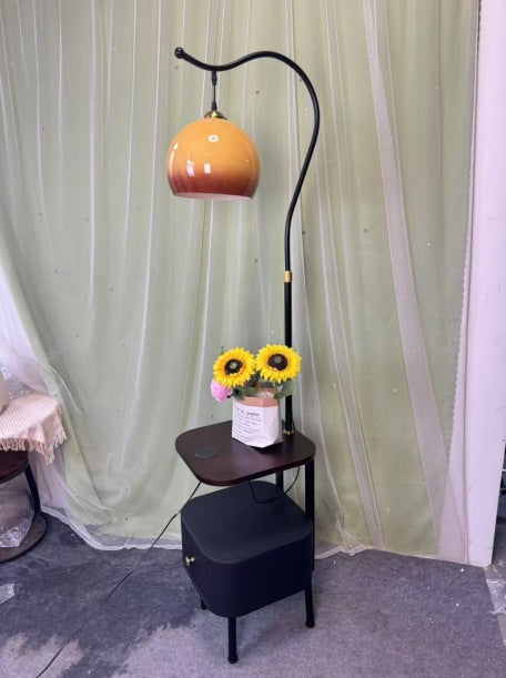 Moderne Stehlampe mit integriertem Beistelltisch