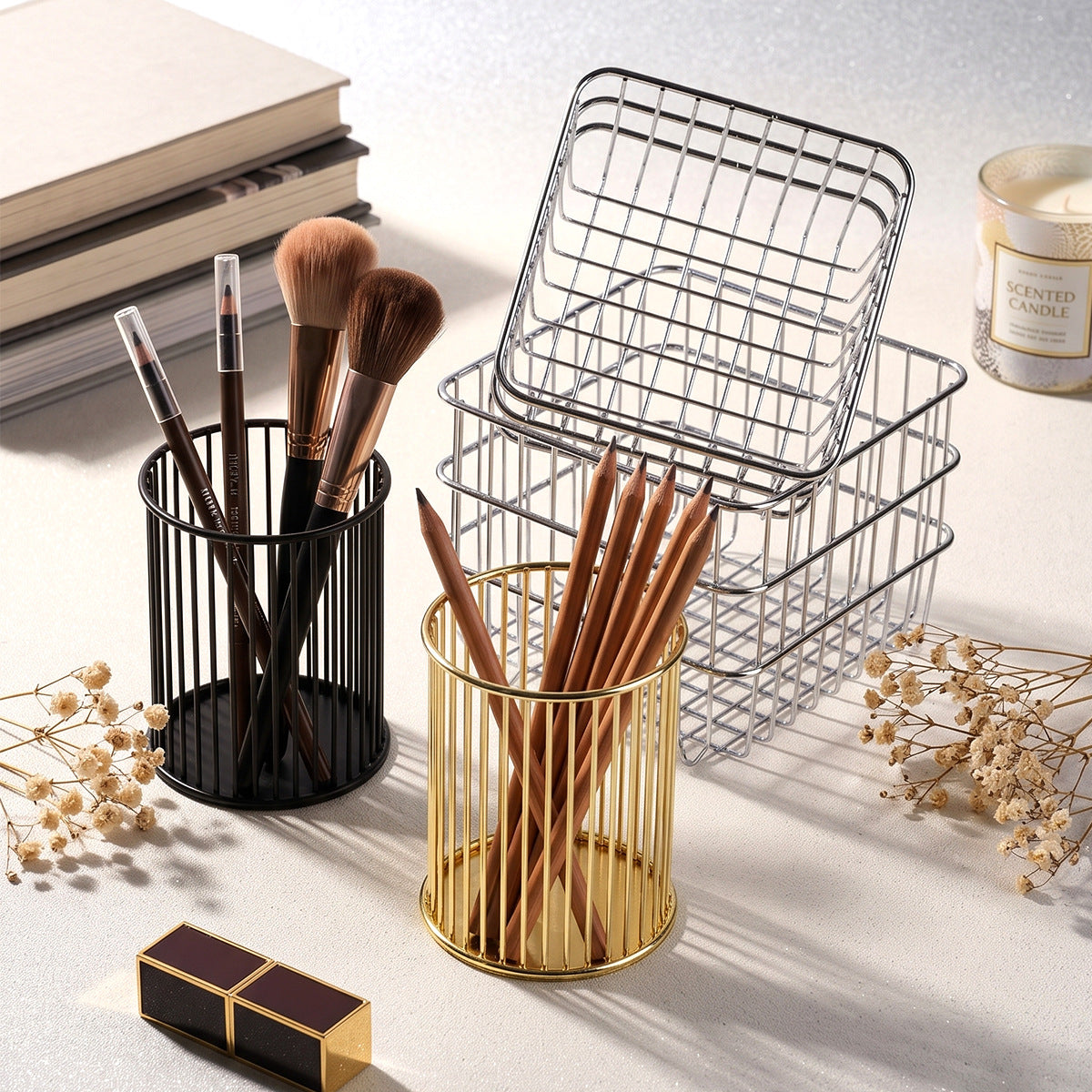 Eleganter Tischorganizer Aus Metallenen Stäben Brehn