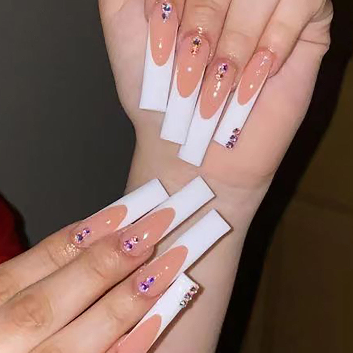 Kunstnagelset mit eleganten French-Spitzen und funkelnden Strassverzierungen Brehn