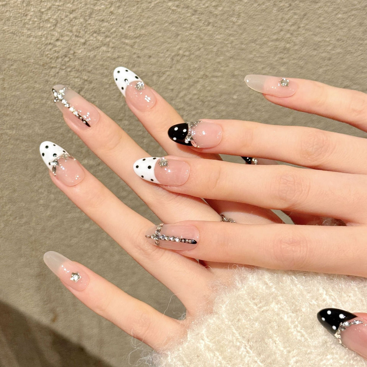 Dekorativer Press-On-Nagelset mit Strass und Punktdesign
