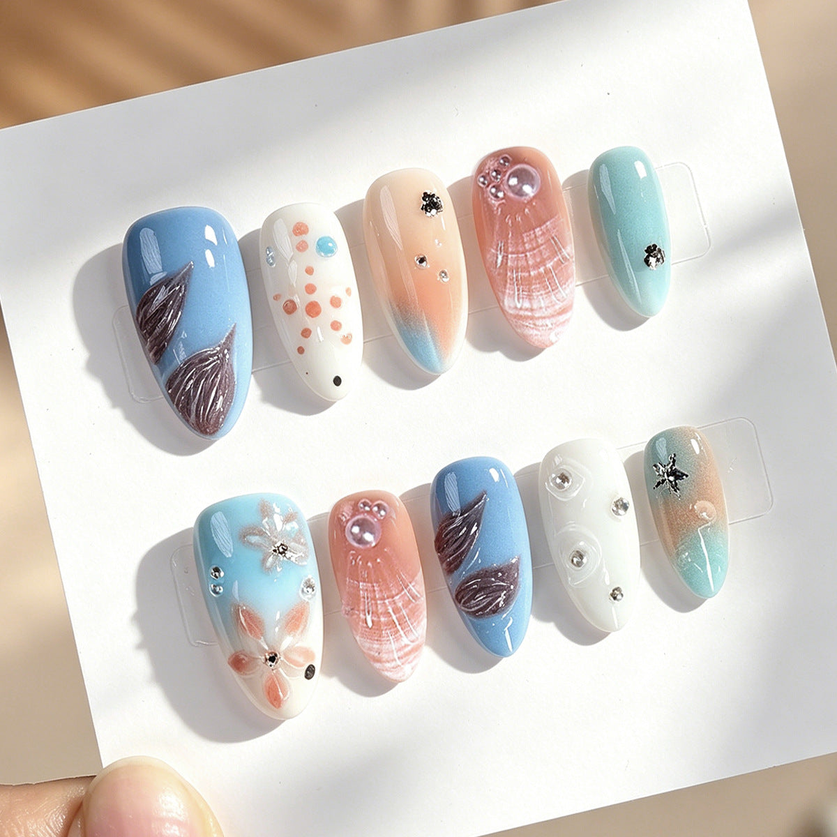 Kreatives Kunstnagelset mit zarten floralen und maritimen Designs Brehn