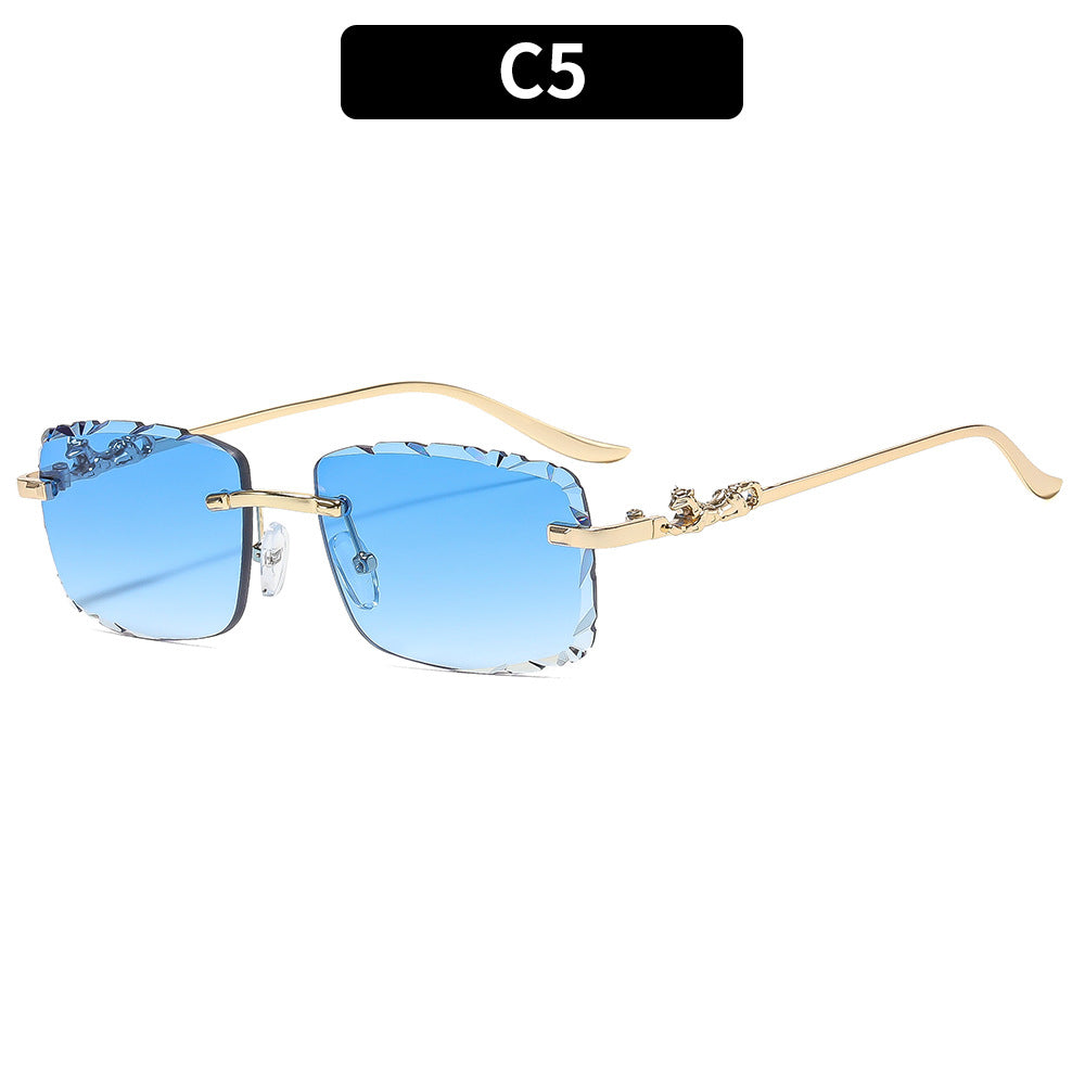 Elegante Sonnenbrille mit floralem Akzent im quadratischen Rahmen