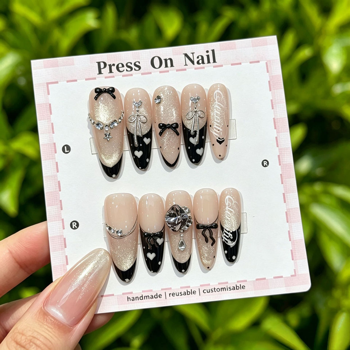 Dekoratives Press-On Nagelkunst-Set mit Kreuz- und Edelsteinakzenten