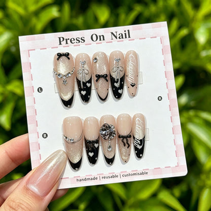 Dekoratives Press-On Nagelkunst-Set mit Kreuz- und Edelsteinakzenten