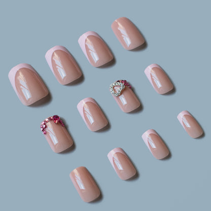 Dekoratives French Tip Nagelkunst Set mit Juwelenakzenten