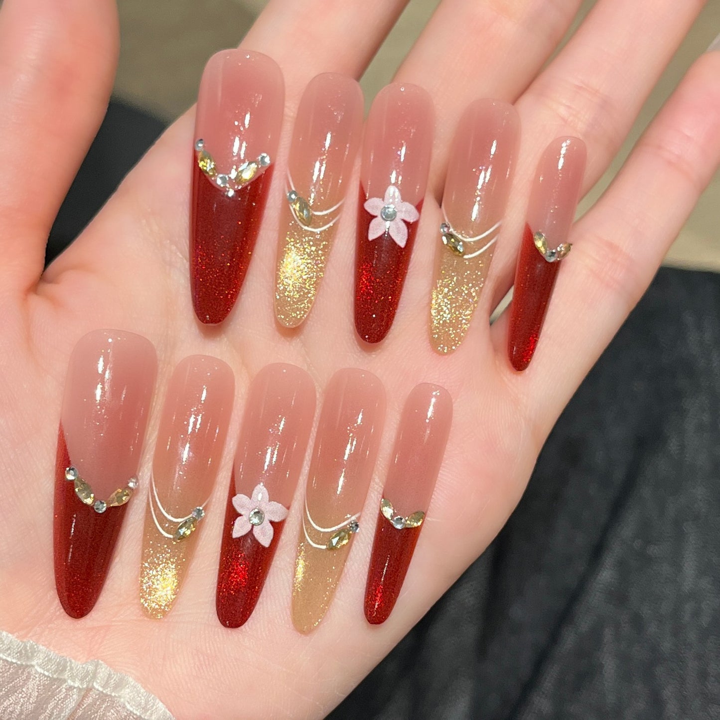 Dekorative Lange Stiletto Press-On Nagelkunst Brehn